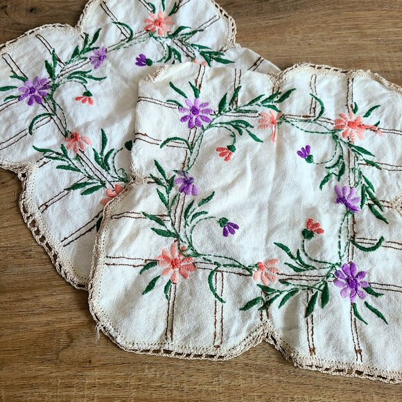2 vintage linen napkins with floral embroidery. 10'' x 10 ''. Vintage tapestry. - Picture 1 of 7
